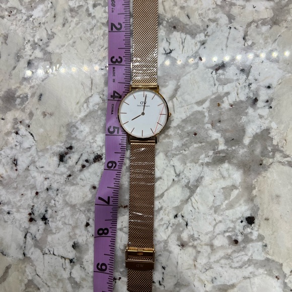 Daniel Wellington Rose Gold Women’s Watch - Picture 5 of 6